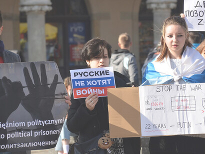 Russian diaspora demonstrates against Ukraine war, calling for peace