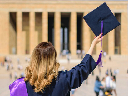 As instituições educacionais adotam estratégias de marketing digital para alcançar novos alunos e fortalecer suas identidades