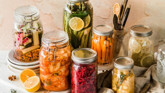 La fermentazione è una trasformazione naturale in cui lieviti, batteri e muffe convertono zuccheri e amidi, rendendo gli alimenti più nutrienti, digeribili e conservabili