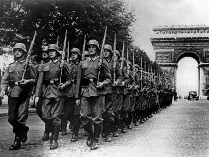 Parada militar nazi en los Campos Eliseos, París, Francia