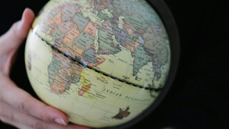 Tenir le monde entre nos mains : vers un nouvel ordre mondial où la justice sociale devient un impératif pour l’égalité, la résilience et le bien-être de tous