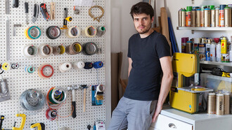 O designer e ilustrador Kyle Bean transforma materiais inusitados como papel, cascas de ovo e raspas de lápis em obras de arte que encantam pela precisão e pela criatividade. Suas peças exploram conceitos inteligentes e mensagens profundas