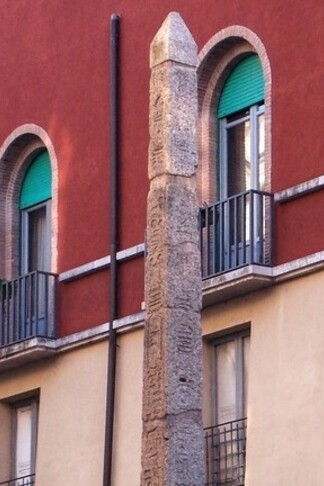 Obelisco in piazza Papiniano, laterale, Benevento, Italia
