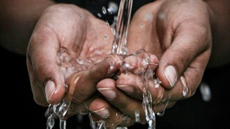 Nel Medio Oriente del 2026 l’acqua è diventata una nuova frontiera del conflitto, trasformandosi da risorsa vitale a bersaglio strategico