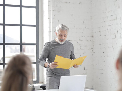 Addressing his team with confidence, the new leader highlights the opportunities ahead, demonstrating how fresh leadership can invigorate and elevate the company’s goals