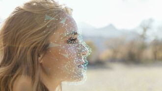 Scansione di volto femminile: "Rispetto all’Intelligenza Artificiale dovremmo ... provare a fare uno sforzo cognitivo per realizzare ... una sorta di divorzio, di scollamento, fra “agire con successo” e “agire con intelligenza”