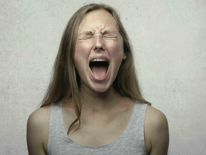 Les experts recommandent de comprendre les causes de la colère et de travailler sur soi, en utilisant des techniques de relaxation et une communication assertive pour mieux la gérer