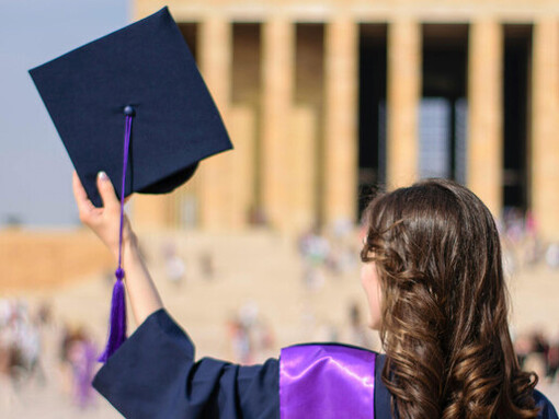 A construção de uma identidade forte e única é essencial para que as instituições se destaquem no competitivo cenário educacional