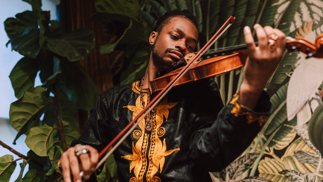 Violinista se apresenta em festival