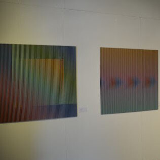 Vista de sala de exhibición temporal con reproducciones de color aditivo e inducción cromática. Carlos Cruz-Díez. Museo de Arte Costarricense