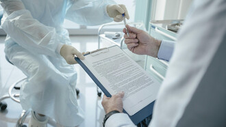 La charge du ticket modérateur pèse sur les patients : entre carte d’assurance, démarches administratives et accès aux soins, l’accès à la santé se complexifie