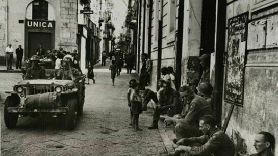 Robert Capa (1913-1954) “Conquered Town, Cefalu, Sicily”, July 26, 1943, silver gelatin print on glossy fibre paper, printed by August 23, 1943, 17,4 (18,5) x 17 (18,1) cm, Robert Capa © ICP / Magnum Fotos / Agentur Focus, Courtesy: Galerie Daniel Blau Munich/London