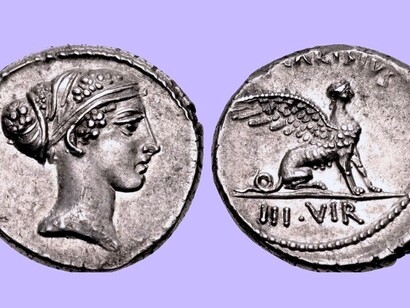Denario. Emissioni monetarie della Roma imperiale. T. Carisius. 46 A.C. Denario AR. Zecca di Roma. Testa della Sibilla Esofila a destra, con i capelli decorati in modo elaborato con gioielli e racchiusi, legata con fasce / Sfinge seduta a destra; T - CARISIVS sopra, III - VIR in esergo.
Dalla collezione Alan J. Harlan. Ex Numismatica Ars Classica 40 (16 maggio 2007)