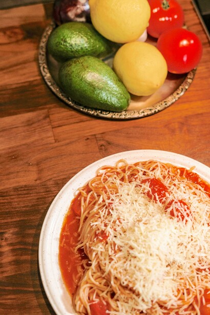 Prato de macarrão ao sugo com queijo ralado