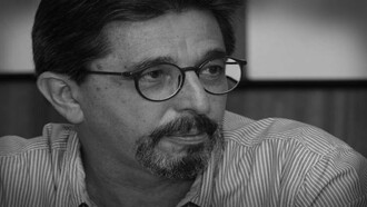 A sua inteligência fluía. As suas manifestações eram mais e mais assertivas. A sua presença tudo expandia. Os seus interesses intelectuais transitavam cada vez mais em mares distantes, diversos, mais profundos, mais revoltos e desconhecidos. Marcando época. Ampliando territórios. Renovando a sua – e a nossa – forma de pensar. Aquém e além fronteiras. Induzindo a todos – alunos, leitores, admiradores e mesmo detratores – a reconhecer nele um modelo