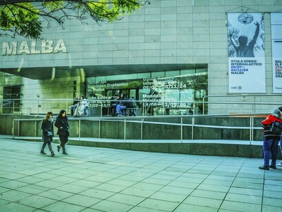 Vista exterior de la entrada al Malba, Buenos Aires, Argentina