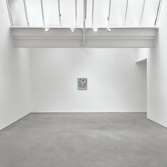 Katy Moran, 300 sun days, Modern Art Helmet Row, exhibition view, 13 May - 18 June 2022. Photo: Robert Glowacki. Courtesy: the artist and Modern Art, London.