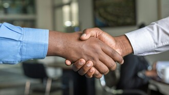 Agora, a questão que importa perceber é por que é que as empresas e os recrutadores enveredaram pela política do ghosting para com os candidatos? A meu ver, dá uma má imagem da própria empresa no geral. Serão os candidatos assim tão desmerecedores de resposta, que nem isso valem?! Tanto na vida como no trabalho, não podemos agradar a todos, mas no mínimo há que manter o respeito pelo outro. E neste caso, o mínimo que os recrutadores/empresas tinham o dever de fazer era dar uma resposta aos candidatos, independentemente de encaixarem na vaga ou não