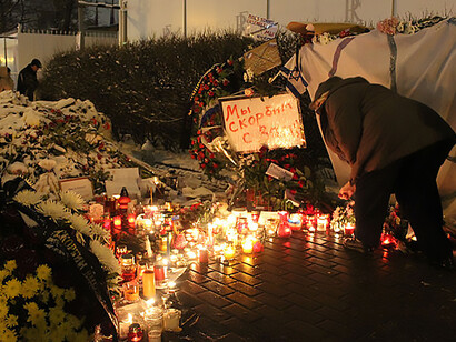 Condolences offered: citizens gather outside French embassy in Moscow, paying tribute after Bataclan terrorist attacks