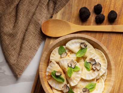 Il tartufo nero, meno aromatico del bianco, presenta un gusto più delicato, con sentori di nocciola, terra umida e sottile dolcezza