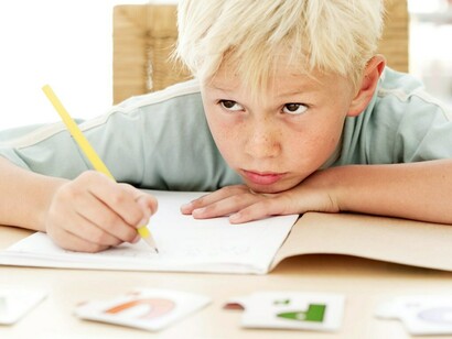 Niño aprendiendo a escribir