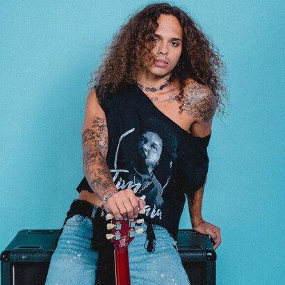 O cantor brasileiro Vitão em ensaio fotográfico, usa peças chamadas de destroyed