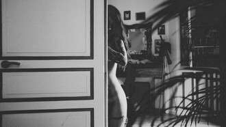 La sensualità è l’espressione di un fascino naturale che coinvolge i sensi e va oltre la mera attrazione fisica