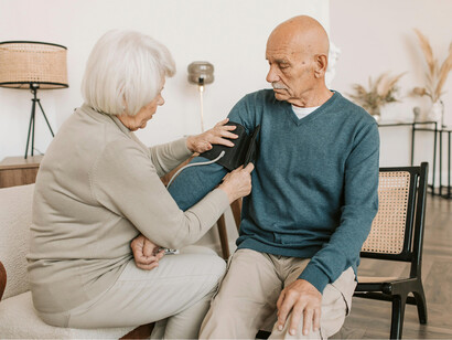 Pessoa medindo a pressão arterial. É impossível ter uma boa saúde sem uma boa nutrição