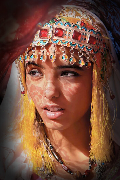 Femme amazighe tunisienne. Autrefois considérée dans la culture amazighe comme l’égale de l’homme, et principale gardienne de la langue amazighe, doit aujourd’hui lutter contre la culture dominante arabo-musulmane