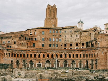 Tracce dell'antica Roma, Italia. Traiano e l'innovazione urbanistica: dalle terme al foro, il suo marchio su Roma