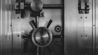 Il dibattito sul ruolo delle banche centrali continua a dividere economisti e studiosi tra chi ne difende l'indipendenza e chi, invece, ritiene necessario un maggiore controllo da parte dello Stato