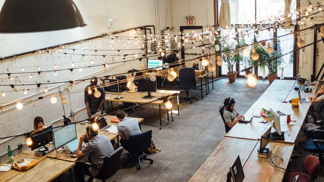An open working place where everyone can analyze and observe everyone in the vicinity