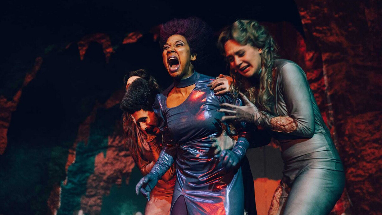 Ulrike Maria Stuart. Courtesy of the Deutsches Theater