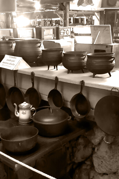 Colección de ollas y otros objetos antiguos de hierro en el restaurante Añoranzas,
San Rafael de Heredia, Costa Rica. Foto: Sergio Orozco A. 2018