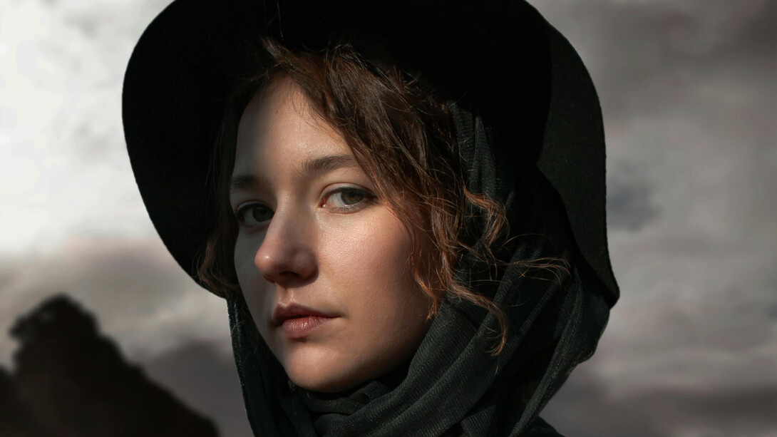 Explore os mistérios do feminino através do olhar enigmático desta imagem. Descubra como a psicanálise desvenda os segredos da mente feminina e sua relação complexa com a sociedade