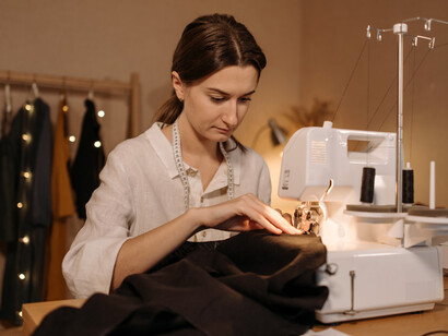 La industria textil, a su vez, se sumerge en el abrazo del mundo tecnológico, desde desfiles virtuales hasta la incorporación de personajes virtuales en pruebas de vestuario