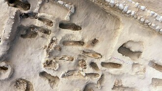 Crianças sacrificadas em ritual na costa norte do Peru. Crédito: Reprodução, Aventuras na História. A relação entre primogenitura, poder e violência revela-se particularmente fecunda quando analisada a partir das estruturas míticas que articulam sucessão, legitimidade e ruptura. Em numerosas tradições narrativas, o primogênito aparece investido de um direito originário — o da precedência — que, paradoxalmente, o expõe a um risco permanente. Longe de constituir uma posição estável, a primogenitura carrega uma instabilidade estrutural, pois concentra, num único corpo, tanto a promessa de continuidade da ordem quanto a possibilidade de sua desagregação