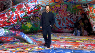 Glenn Martens is a Belgian fashion designer who began his career as a junior designer at Jean Paul Gaultier, working on the women’s pre-collection and the menswear line G2