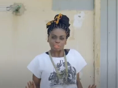 Karima 2G è nata a Roma da genitori liberiani, e il suo nome d'arte unisce "Karima," il suo nome, e "2G," per "seconda generazione," indicando il suo legame con le radici africane e l'identità italiana. Qui in una scena del videoclip della sua canzone "Bunga Bunga"