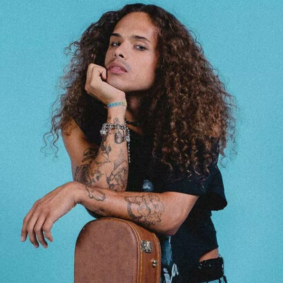 O cantor brasileiro vitão posa para sessão de fotos em que seus traços femininos são explorados após dizer publicamente que é fluído