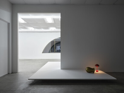 Rodrigo Hernández, beautiful he stirs up still things, exhibition view. Courtesy of Bel Ami