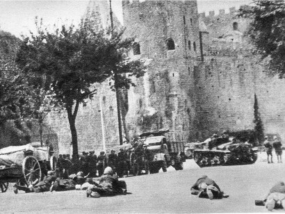 Soldati granatieri italiani del generale Gioacchino Solinas cercano di contrastare i tedeschi presso porta San Paolo, 10 settembre 1943