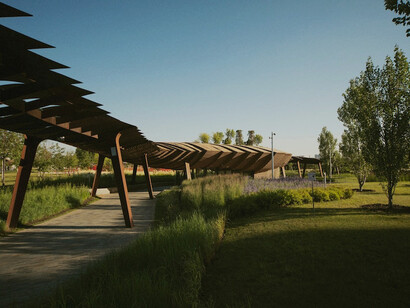 Ecomimicry in architecture emphasises sustainable, nature-based solutions, as seen in this green park's use of permeable surfaces and native plants