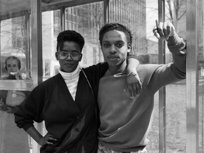 Dawoud Bey, A couple at a main street bus stop, Rochester, NY, 1989. Courtesy of Denver Art Museum