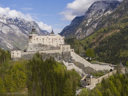 La Fortezza di Hohenwerfen, costruita nell'XI secolo dai principi-arcivescovi di Salisburgo, la fortezza ha servito vari scopi nel corso dei secoli, tra cui una residenza signorile, una prigione e una base militare, Austria