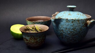 Il rito del tè è un momento di calma e riflessione, che invita a rallentare il ritmo frenetico della vita quotidiana