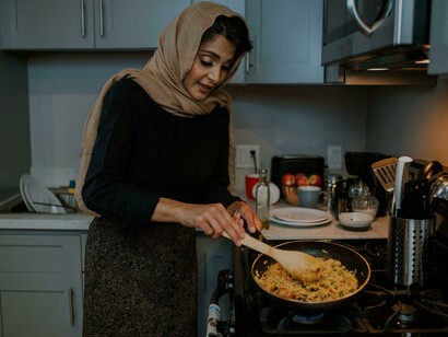 Cozinheira prepara arroz