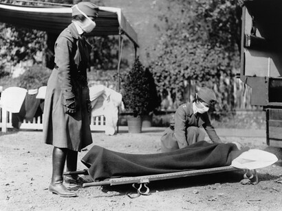 Enfermeras desplazan a un enfermo (1918)