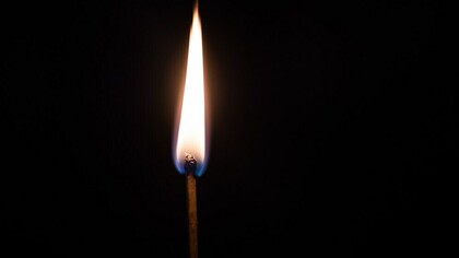 "...los que luchan contra la dominación no pueden confiar en la luz al final del túnel. Deben llevar consigo una luz portátil, una luz que, por vacilante o débil que sea, proporcione luz suficiente para reconocer el camino como propio y evitar desastres fatales" (B.de S. S.)