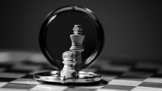 Um peão encara o próprio reflexo transformado em rei diante do espelho. No mercado de trabalho, talvez a maior ilusão seja acreditar que somos maiores do que o sistema que nos move. Entre ambição e ego, construímos narrativas que nos ajudam a suportar a sensação de insignificância. Há sonhos que sustentam carreiras inteiras; até que alguém troque as peças de lugar